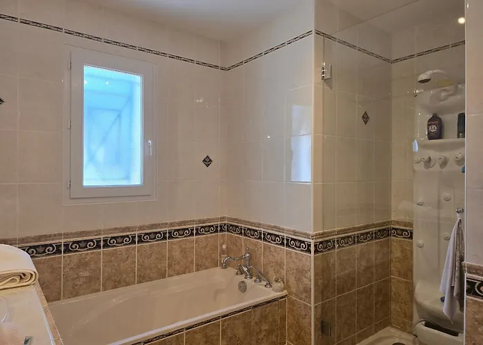 Belle - 6 Personnes - Piscine Et Parking Privés - Véranda Climatisée - Terrasse - 3 Doubles Réalville