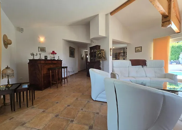 Belle - 6 Personnes - Piscine Et Parking Privés - Véranda Climatisée - Terrasse - 3 Doubles Hébergement de vacances *